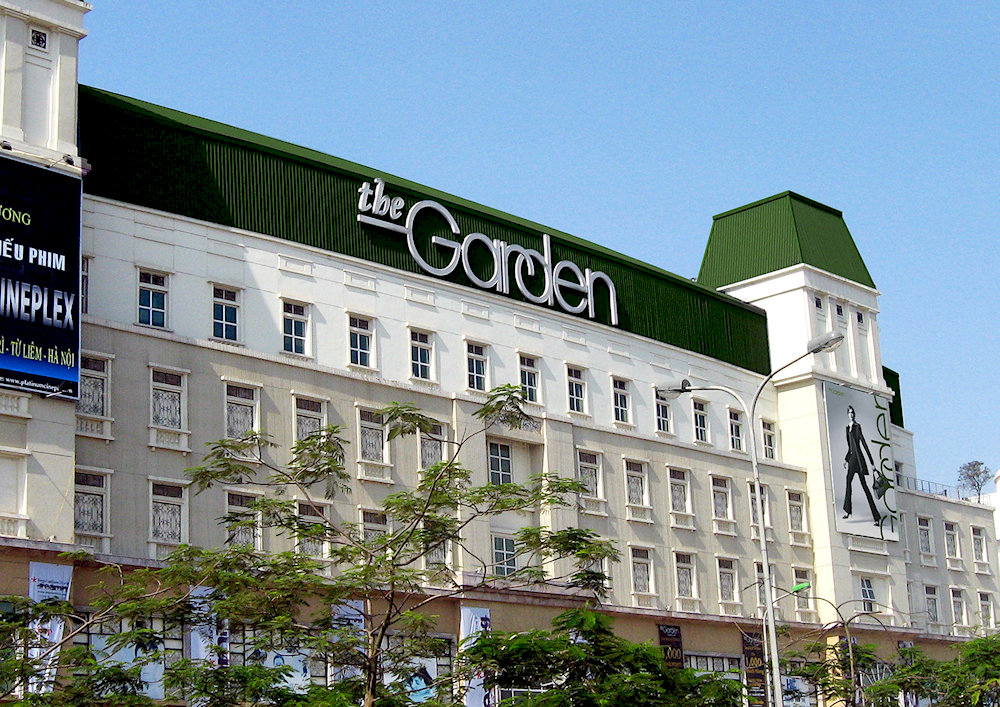 The Garden Shopping Center has a large glass facade that reflects light, creating a sparkling and attractive beauty 
